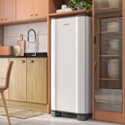 Refrigerador Esmaltec Cycle Desfrost 245 Litros ROC31 PRO 1 porta, Gaveta de Legumes e Porta Latas, Pés elevados e nivelados