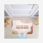 Tapete Emborrachado de Porta Com Frase Leveza nos Passos